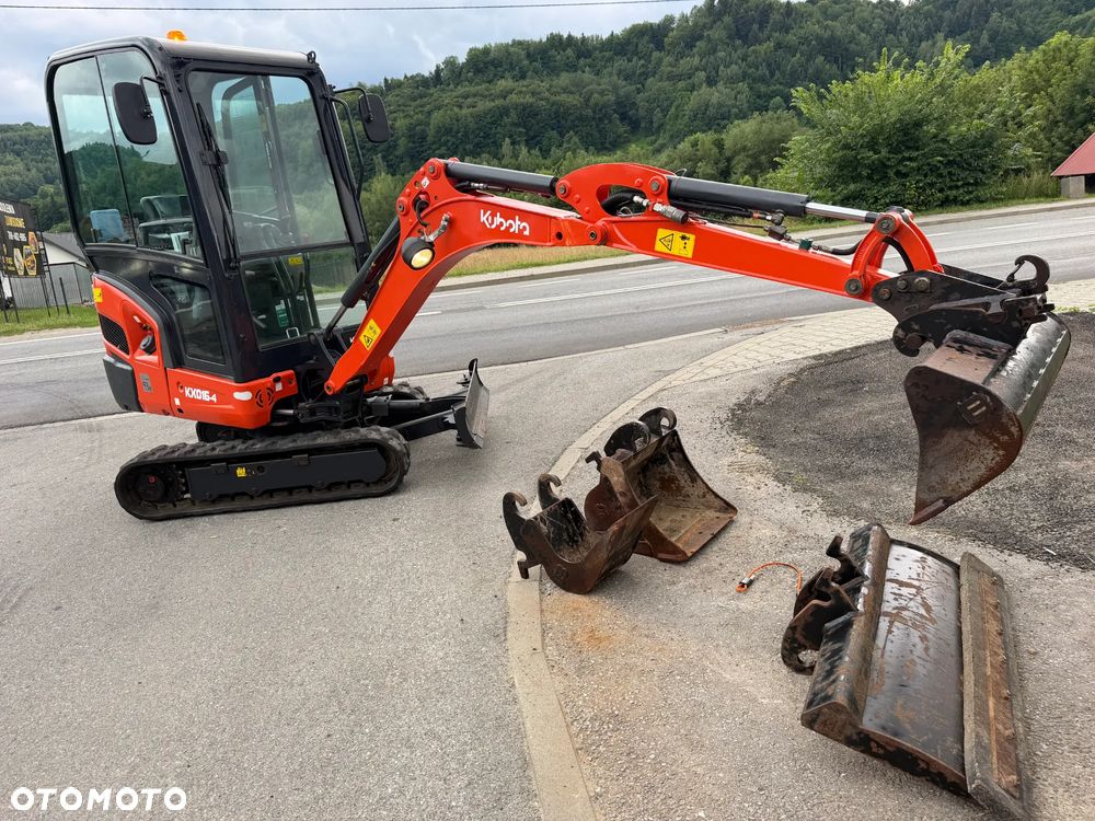 Kubota KX016-4 Koparka Gąsienicowa 2 tony. DEKRA aktualna do 2026r. 3 łyżki.+ pług fabryczny do równania kruszywa lub odśnieżania. Szybkozłącze Hydrauliczne. zmiana łyżek bez wychodzenia z kabiny! Rozsuwane Hydr. podwozie! Sprowadzona z Gospodarstwa Norweskiego! Zero luzów i wycieków. Maszyna jak Nowa z Salonu! 2020 rok. 1000 mtg! Pełna Dokumentacja. Gąsienice bez zużycia! Łyżka Skarpowa+ 2 kopiące. szybka wolna jazda. Ani deka luzów i wycieków. OKAZJA  Dodatkowe sekcje Hydr. Po serwisach kolejny za 400 mtg! - 13