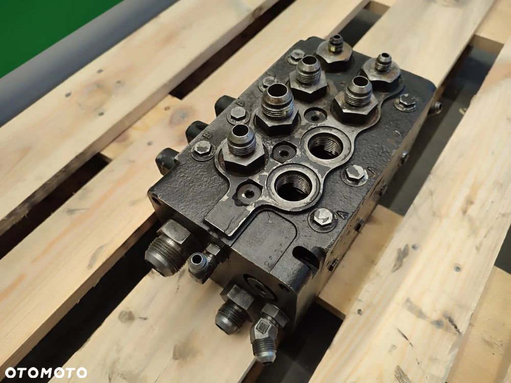 Rozdzielacz hydrauliczny 161B0014 319D28348 Fermec 965 - 7
