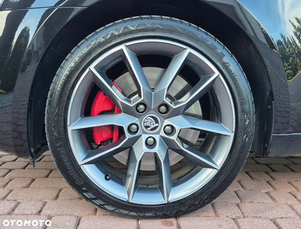 Skoda Octavia Combi 2.0 TDI DSG RS - 23