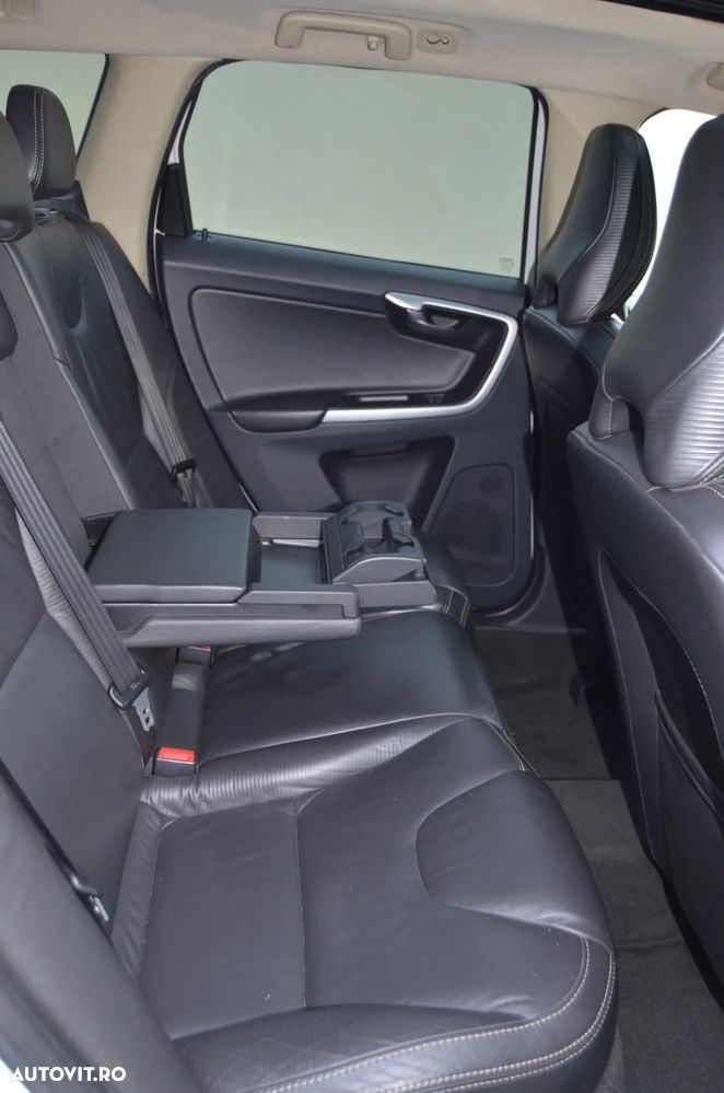 Volvo XC 60 2.4D AWD Aut. RDesign - 12