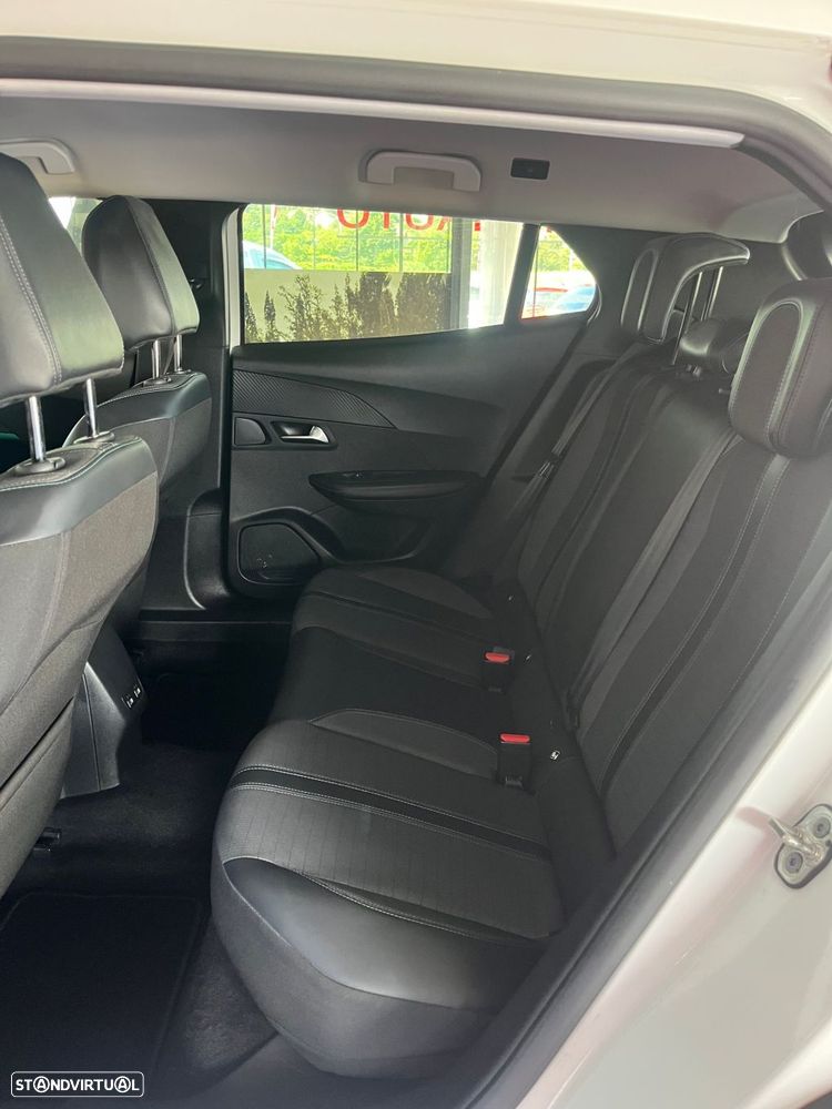 Peugeot 2008 1.5 BlueHDi Allure Pack EAT8 - 22