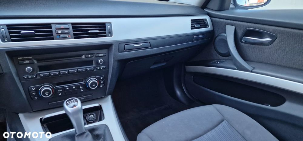 BMW Seria 3 318i - 15