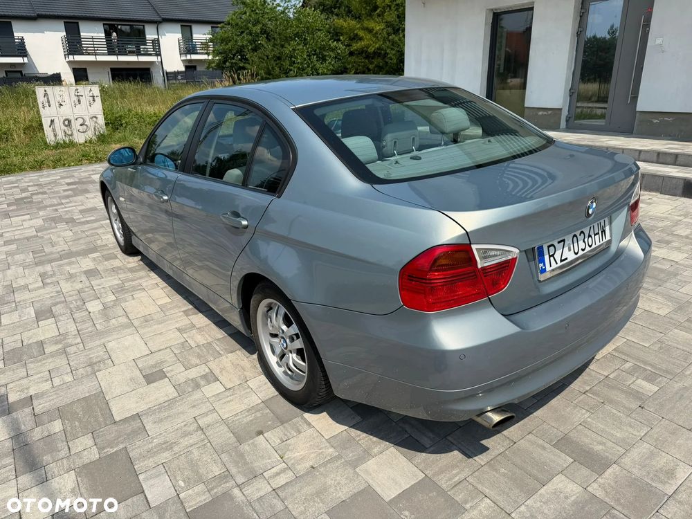 BMW Seria 3 318i - 25