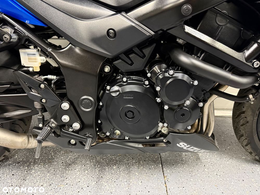 Suzuki GSX - 6