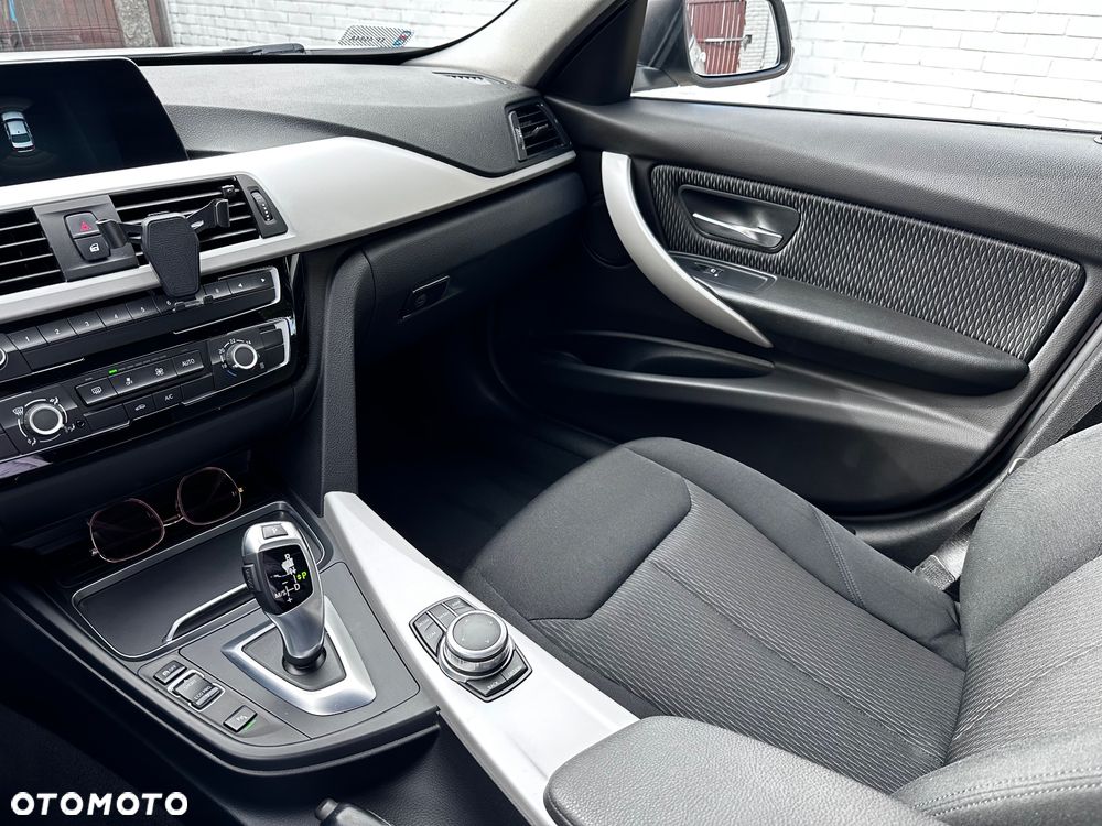 BMW Seria 3 318i - 13