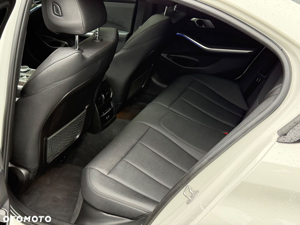 BMW Seria 3 330i xDrive M Sport - 17