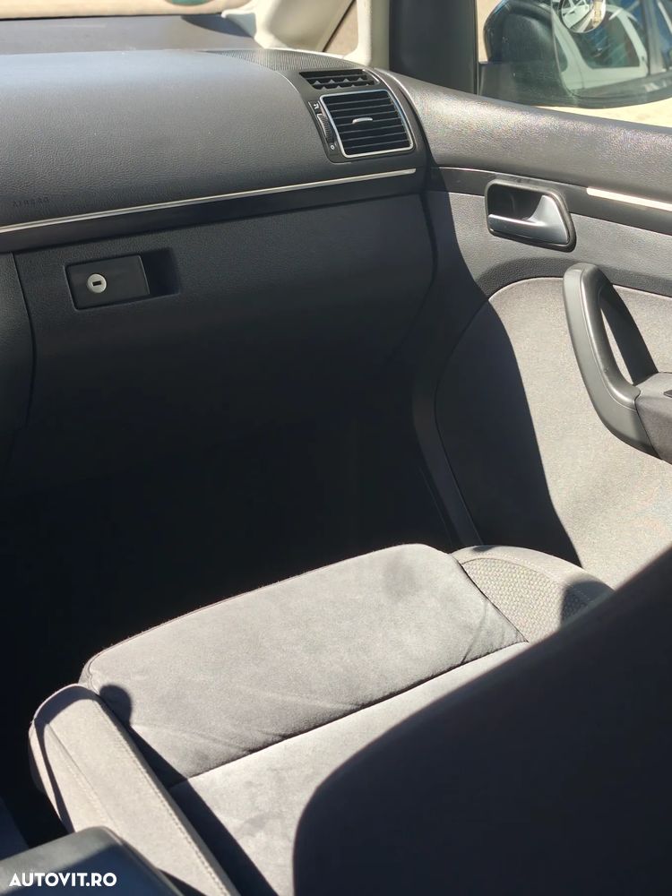 Volkswagen Touran 2.0 TDI Highline - 14