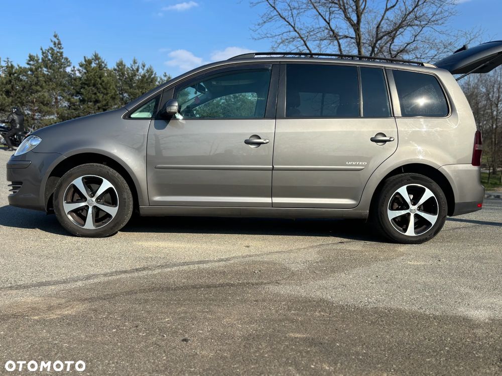 Volkswagen Touran 1.9 TDI Conceptline DSG - 5