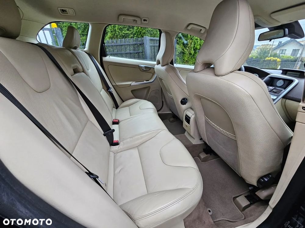 Volvo XC 60 D5 AWD - 12