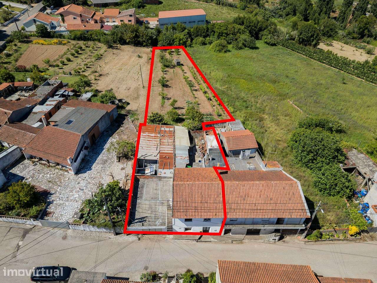 Moradia para recuperar com garagem, barracão, anexos e terreno - Grande imagem: 2/28