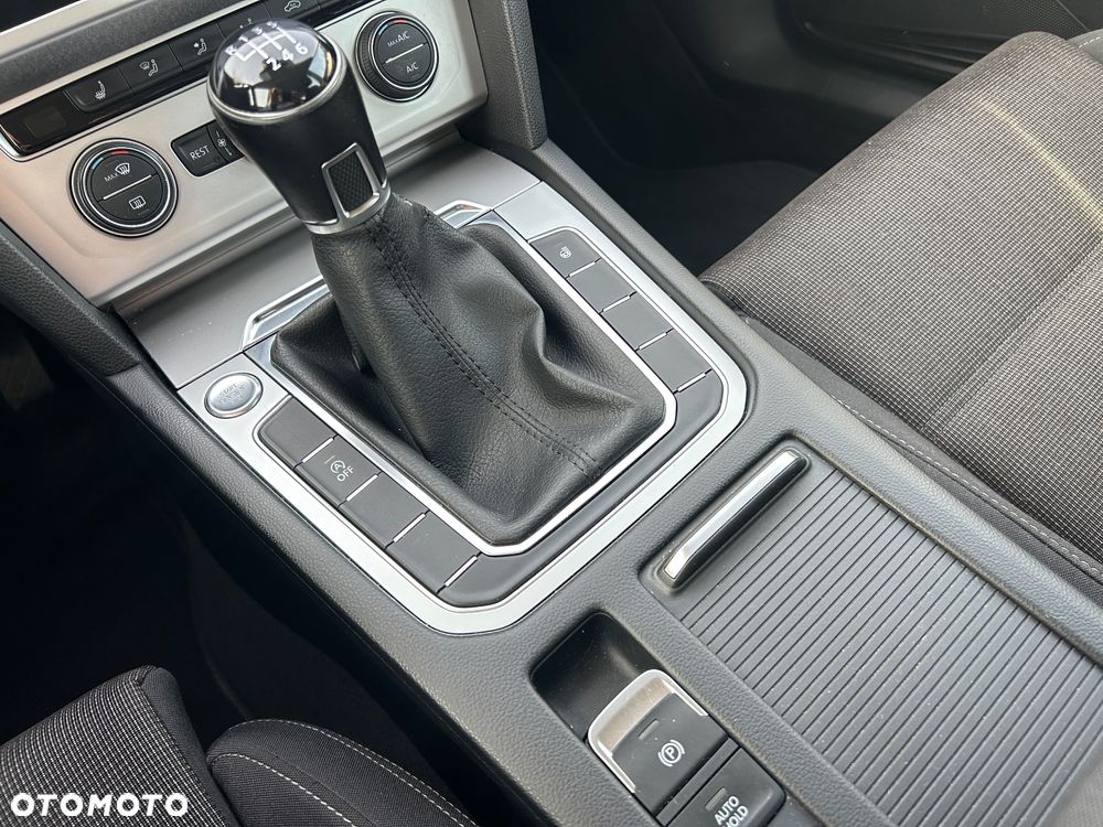 Volkswagen Passat 2.0 TDI SCR Comfortline - 16