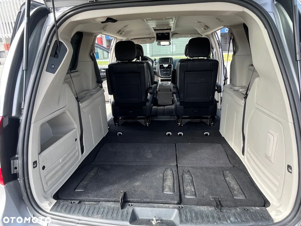 Chrysler Town & Country - 18