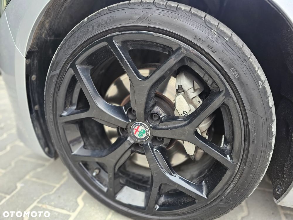 Alfa Romeo Giulia 2.0 Turbo 16V AT8-Q4 Veloce Ti - 23