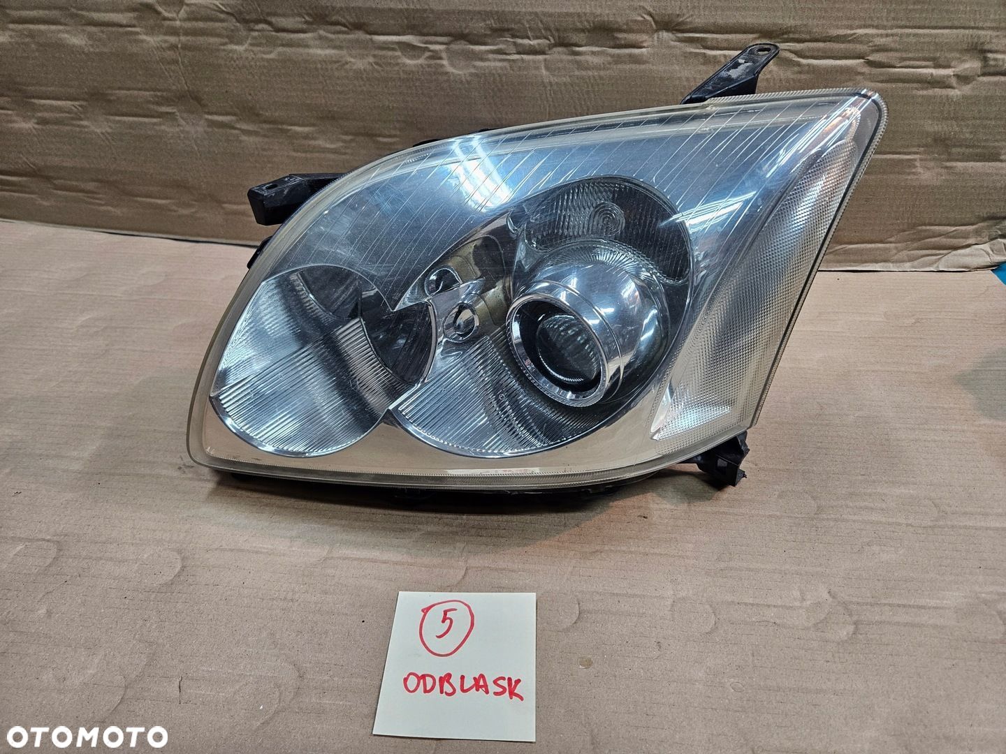 TOYOTA AVENSIS T25 03-06 LAMPA PRZÓD LEWY - 1