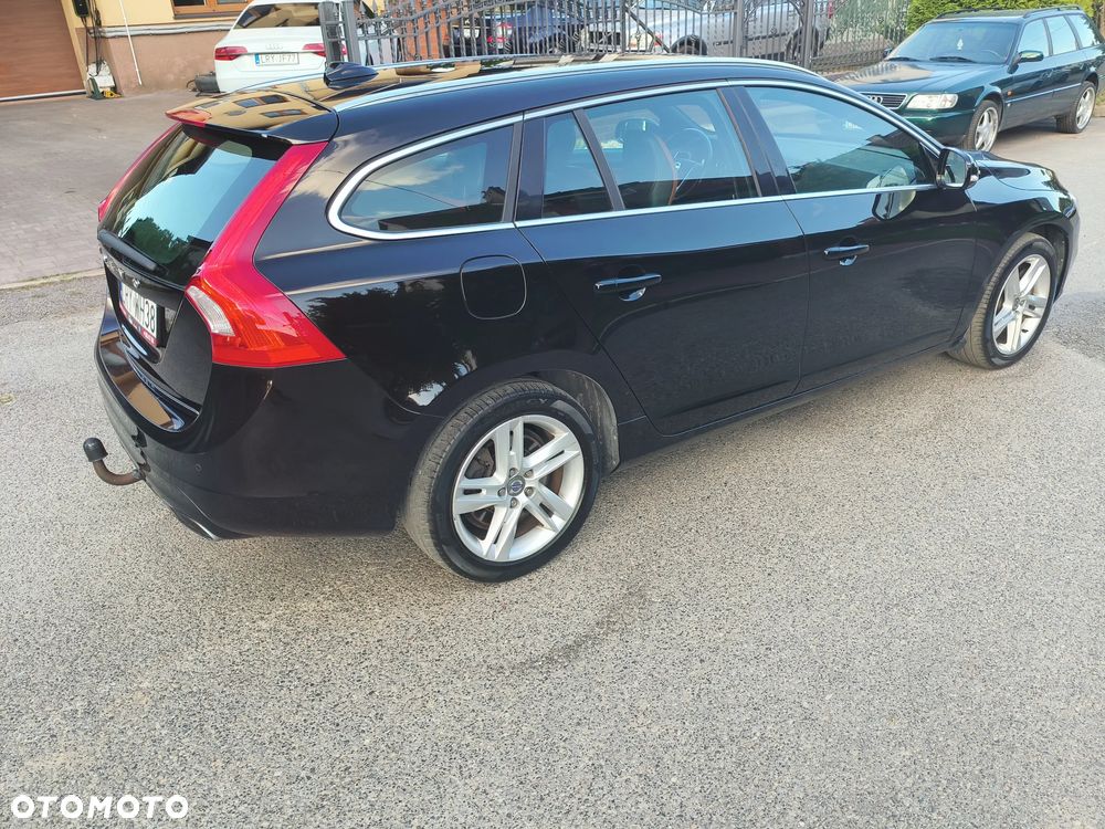 Volvo V60 D6 AWD Plug-in Hybrid R-Design Momentum - 31