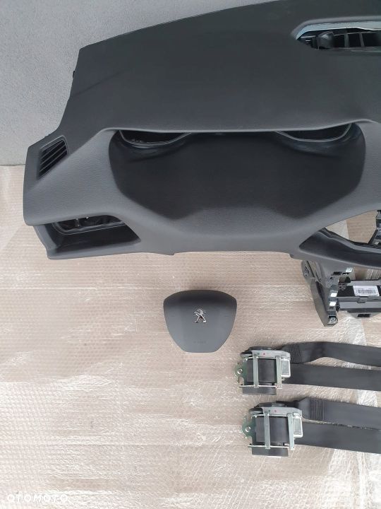 Peugeot 308 T9 deska kokpit konsola airbag pasy - 2