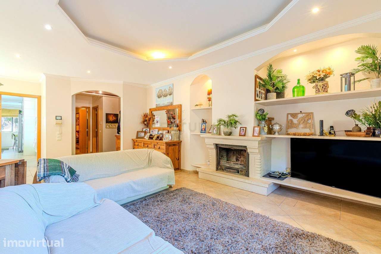 Apartamento T3 com três suítes, quintal com zona de lazer e BBQ, garag - Grande imagem: 3/47