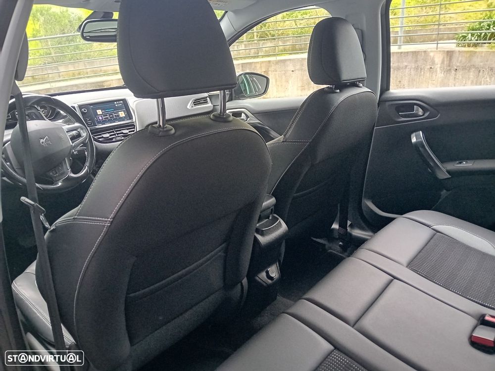 Peugeot 2008 1.2 PureTech Allure EAT6 - 14