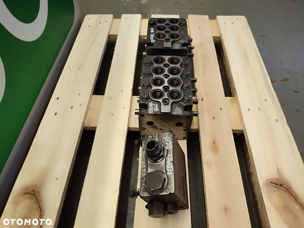 Blok hydrauliczny 161B7017 140A26687 161B5001 Fermec 860 - 8