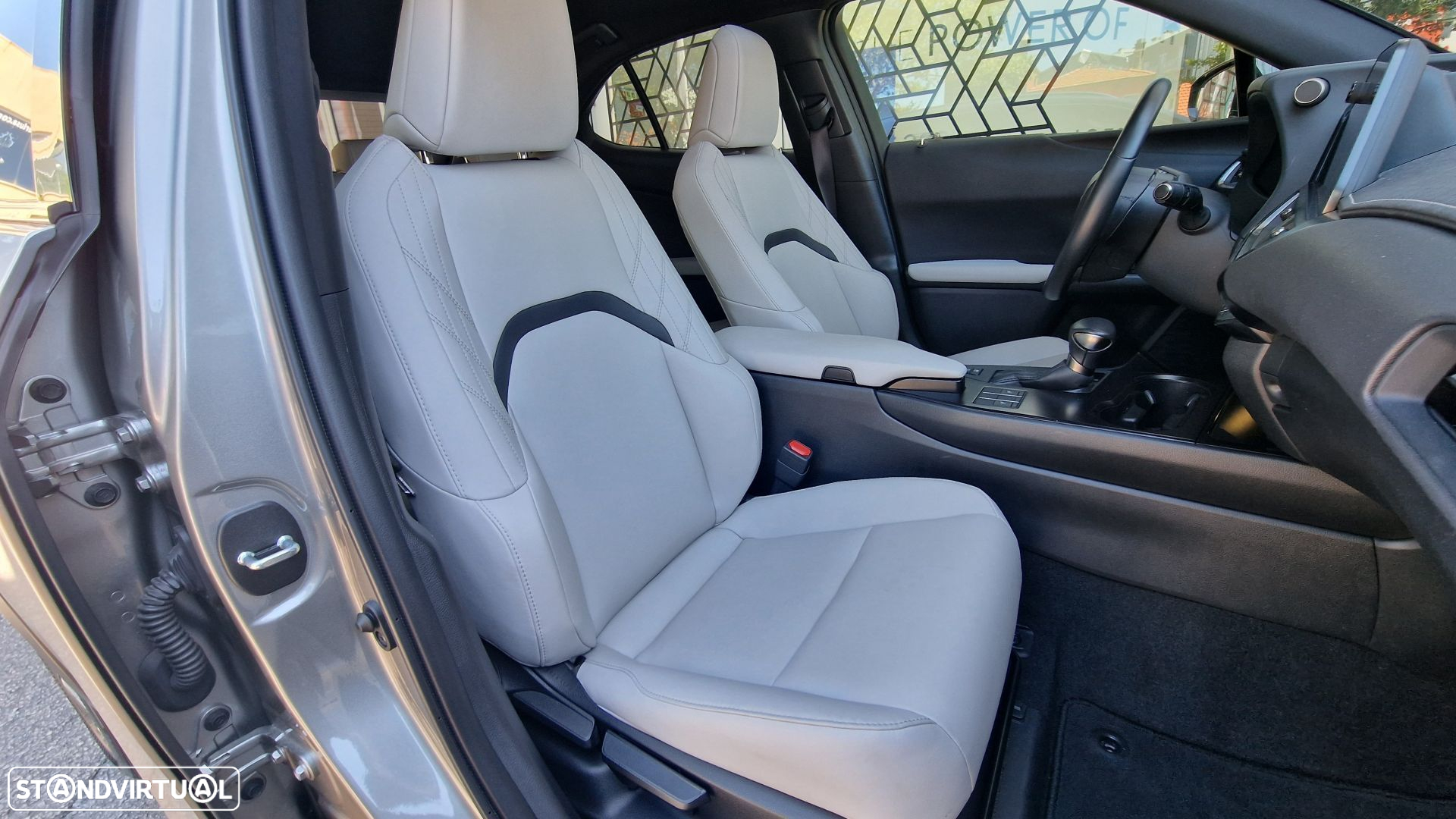 Lexus UX 250h Sport - 19