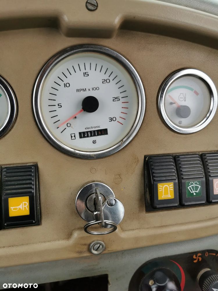 Komatsu WB97S-2 - 11