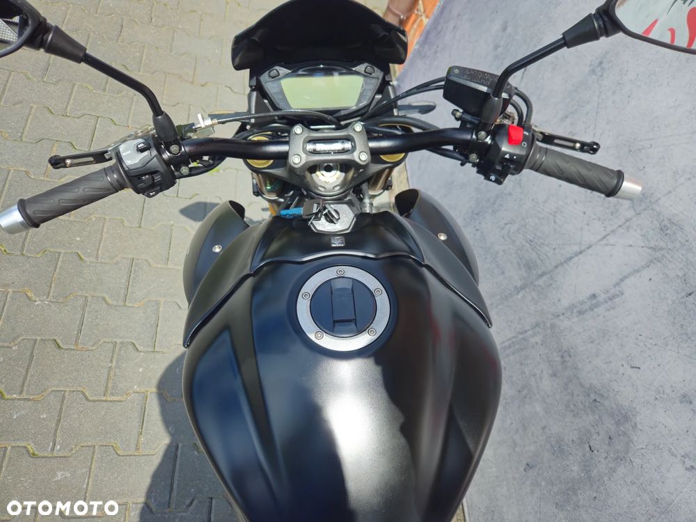 Suzuki GSX - 16