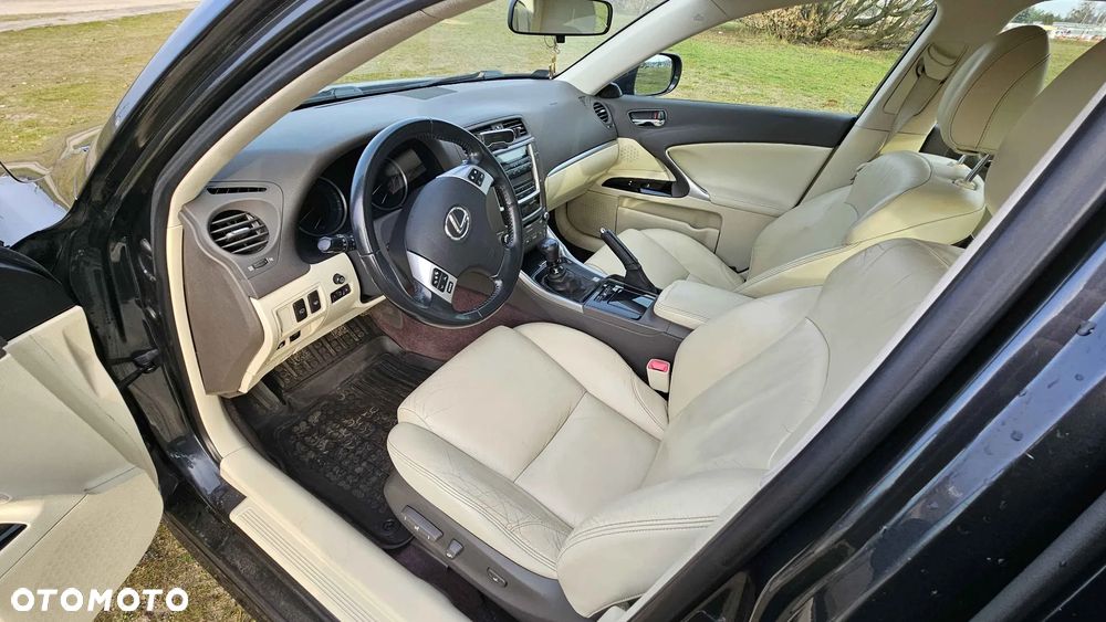 Lexus IS 220d - 13