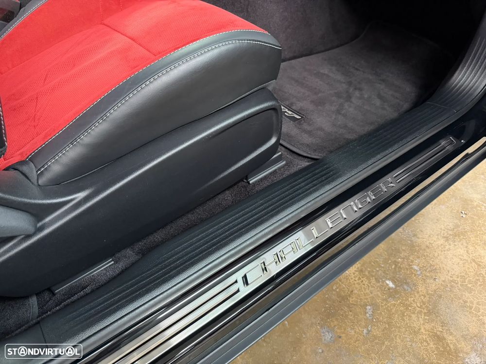 Dodge Challenger Auto SRT Hellcat - 52