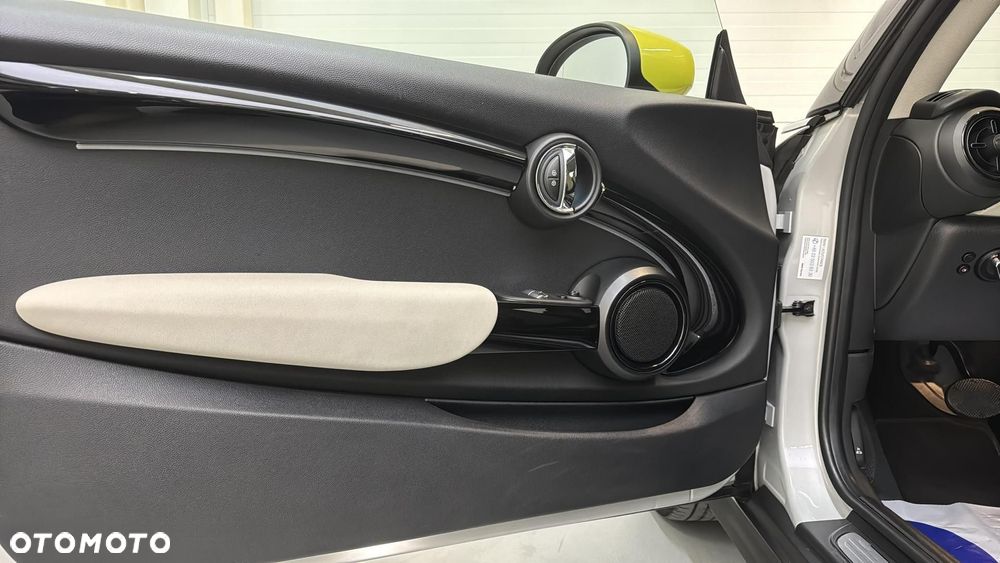 MINI Cooper SE Classic Trim - 12