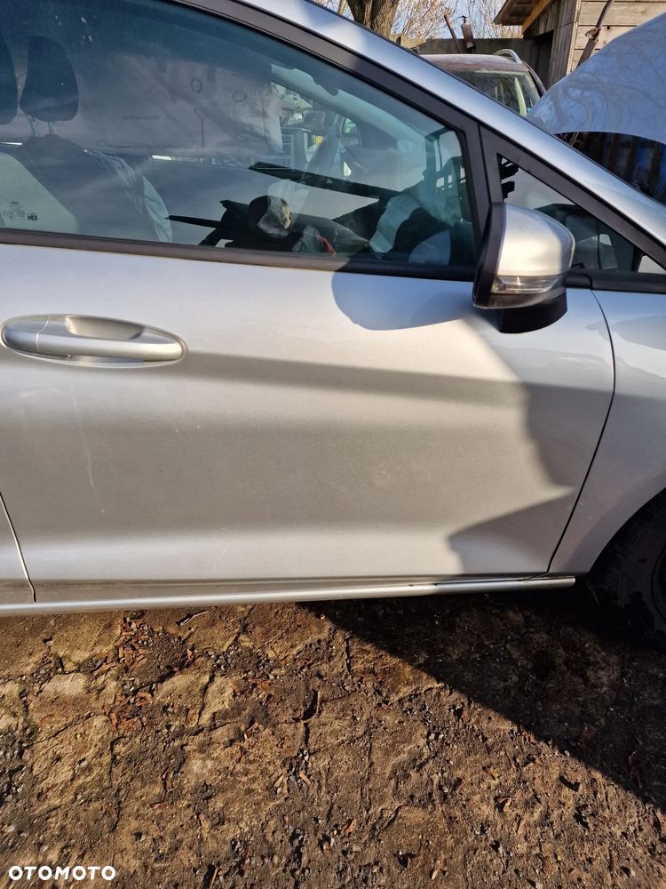 Drzwi  prawy  przód  ford  Fiesta  mk8  w kolorze  6H - 1