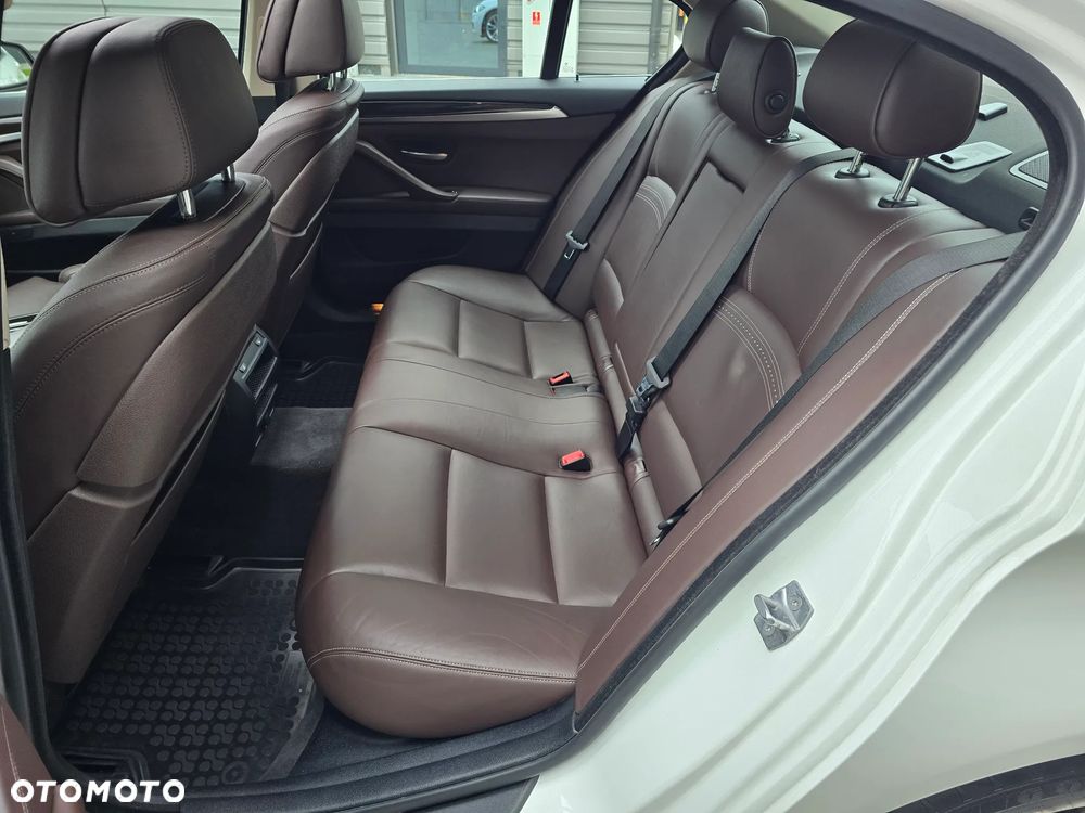 BMW Seria 5 535i xDrive Sport-Aut Luxury Line - 32