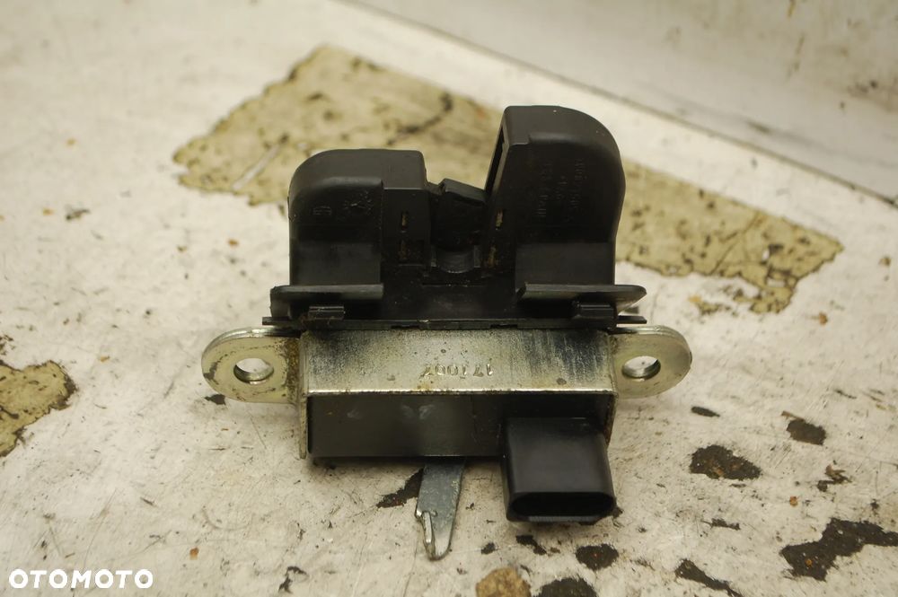 ZAMEK KLAPY BAGAŻNIKA TYŁ TYLNY 1P0827505A SEAT LEON II ALTEA TOLEDO III 5P0827505C 5P5827505 1K6827505E VW GOLF V PASSAT B6 - 1