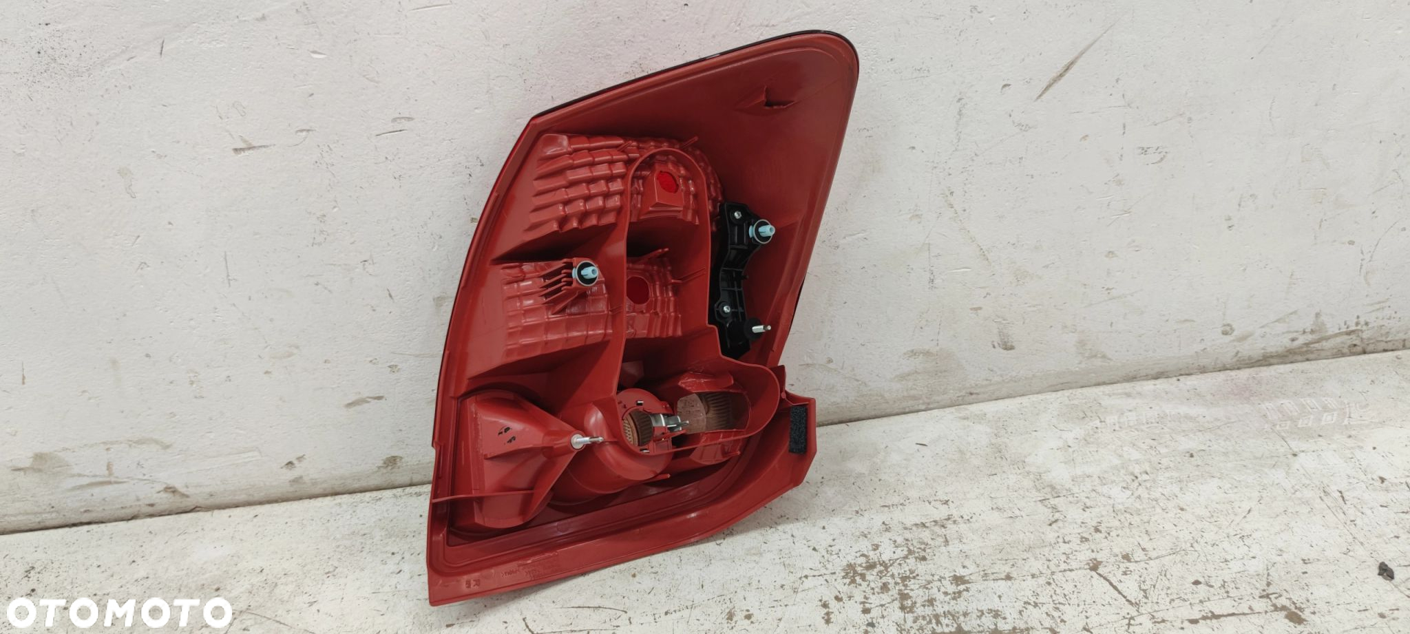 LAMPA PRAWA TYLNA TOYOTA AURIS E15 06-09 - 3