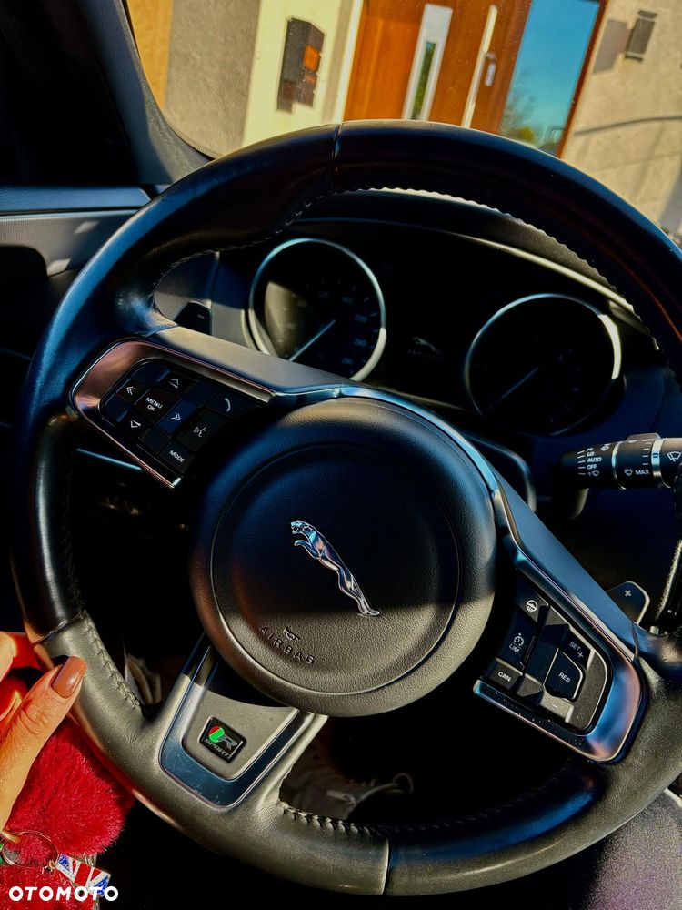 Jaguar XE 2.0 D R-Sport - 8