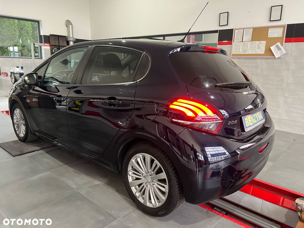 Peugeot 208 - 5