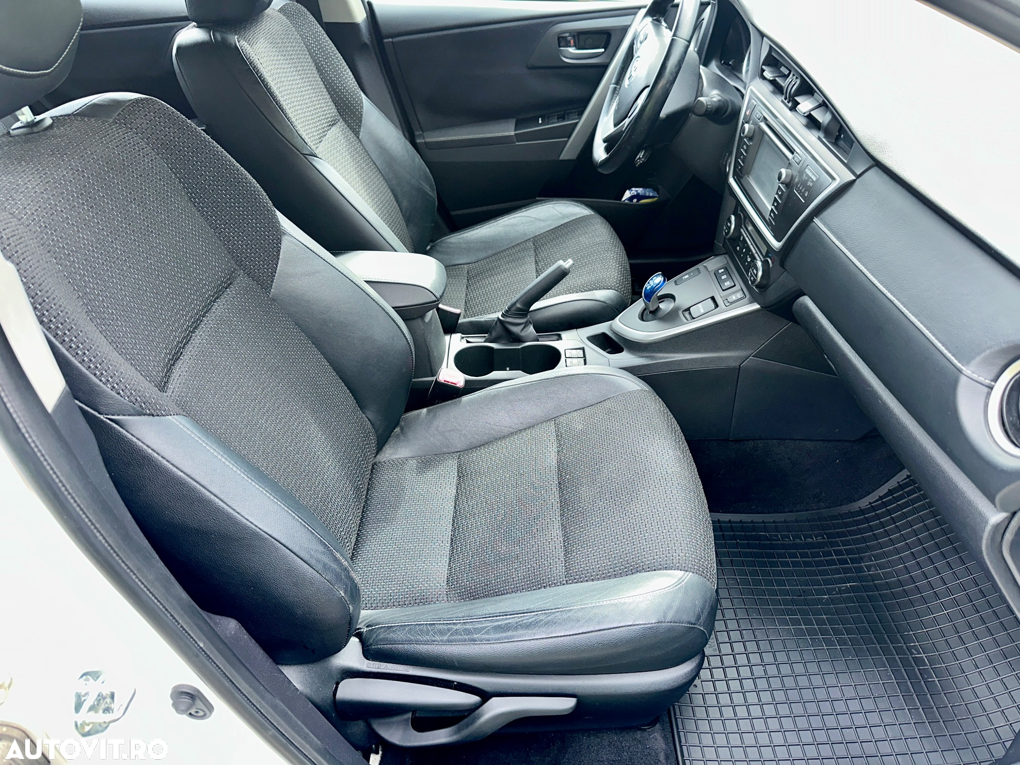 Toyota Auris 1.8 L VVT-i HSD Sol - 12