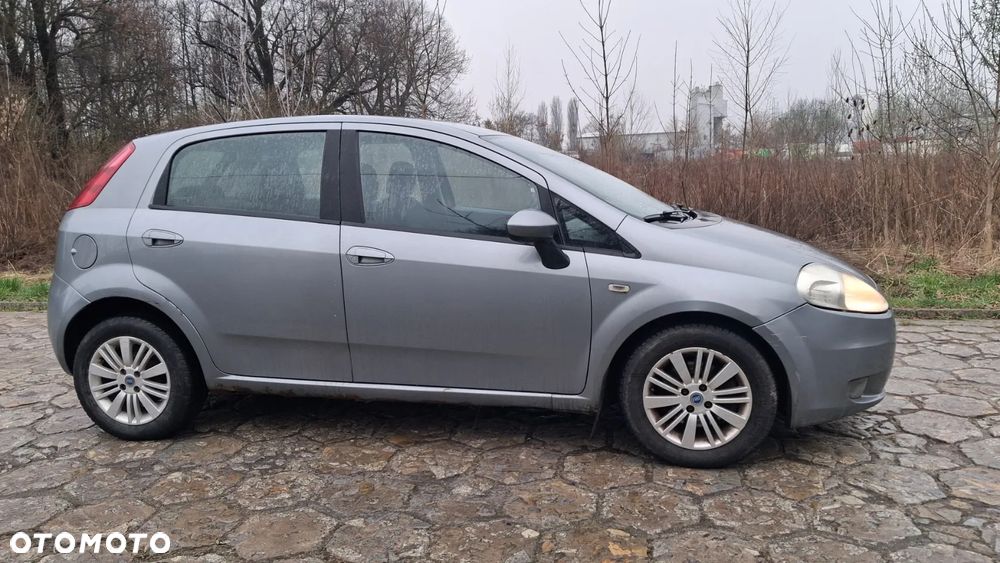Na części Fiat Grande Punto (199) silnik 1.3 MJTD 16V 90 KM 199A3000 MultiJet lakier 595/A skrzynia maska drzwi klapa szyba fotel kanapa lusterko lampa deska GWARANCJA !!! Przód Tył Zestaw Komplet Drzwi Klapa Zderzak Błotnik Maska Grill Atrapa Szyba Pas Lampa Lusterko Boczki Fotel Kanapa Kokpit Deska Rozdzielcza Przełącznik Włącznik Sterownik Przewody Wiązka Instalacja Moduł Komputer Czujnik Listwa Pompa Alternator Wtryski Głowica Rozrusznik Kompresor Sprzęgło Dwumas Silnik  Skrzynia ABS Klimatyzacji Paliwa Wspomagania Kolektor Turbina Przepustnica Zawór Chłodnica Koło Hak Belka Sanki Zawieszenie Mcpherson Półoś Amortyzator Wydech Tłumik Zacisk Most - 6