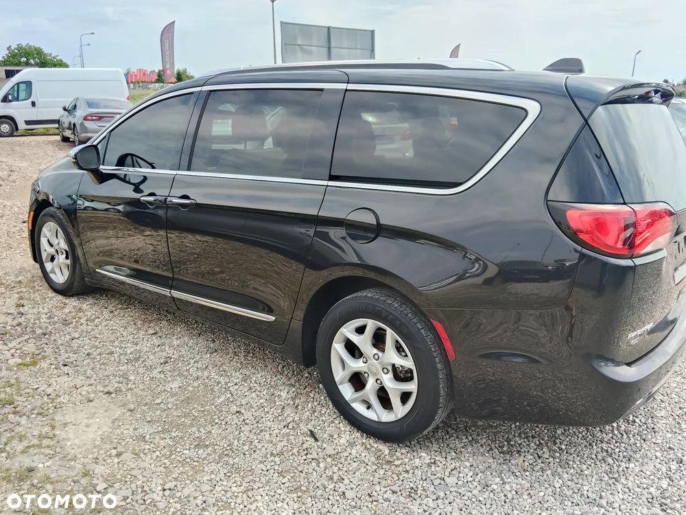 Chrysler Pacifica - 17