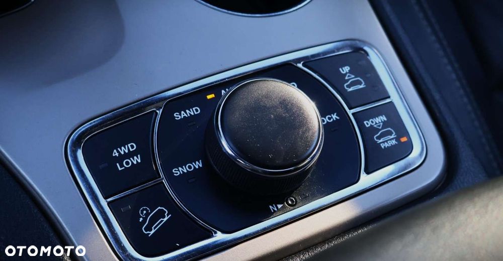 Jeep Grand Cherokee - 32