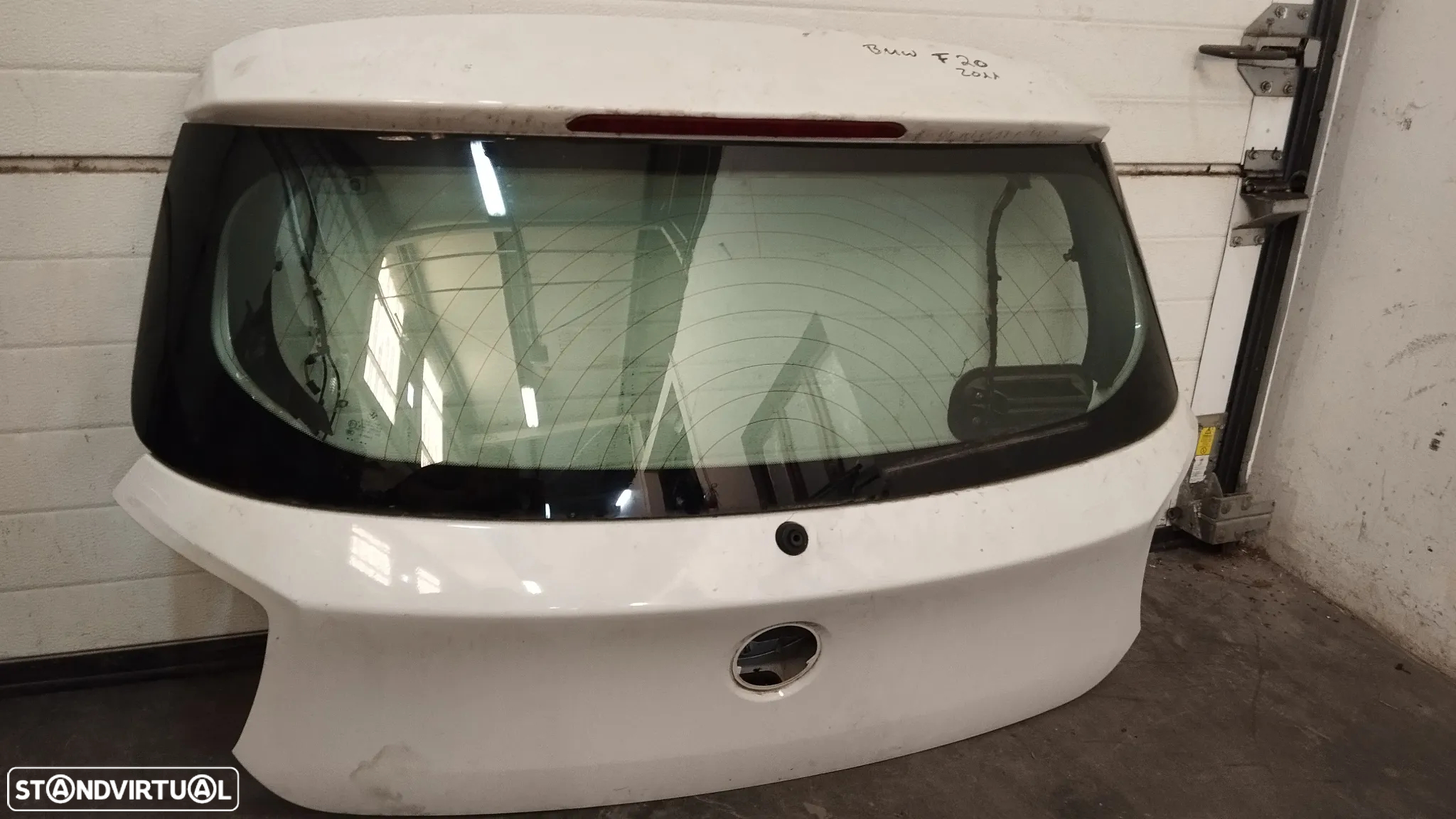 TAMPA DA MALA BMW SERIE 1 F20 F21 2011-2019 (BRANCO) - 2