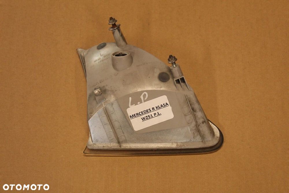 LAMPA POZYCYJNA LEWA MERCEDES W251 A2518200956 - 2