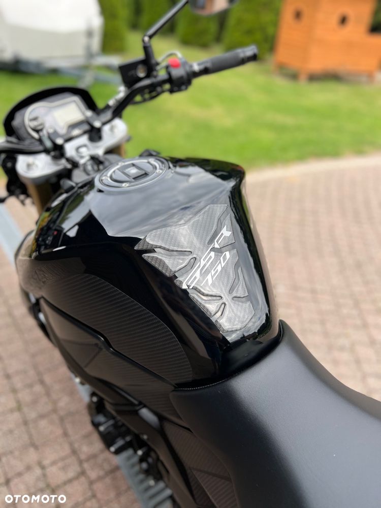 Suzuki GSR - 19