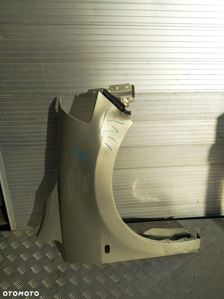 A976 NISSAN TIDA  BŁOTNIK PRZEDNI PRAWY - 1