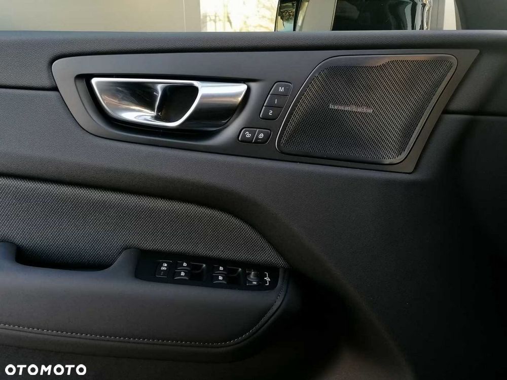 Volvo XC 60 B5 B AWD Plus Black Edition - 4