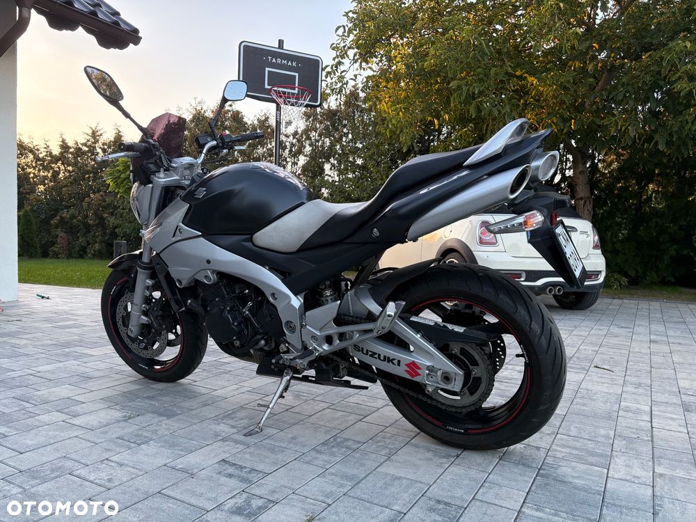Suzuki GSR - 3