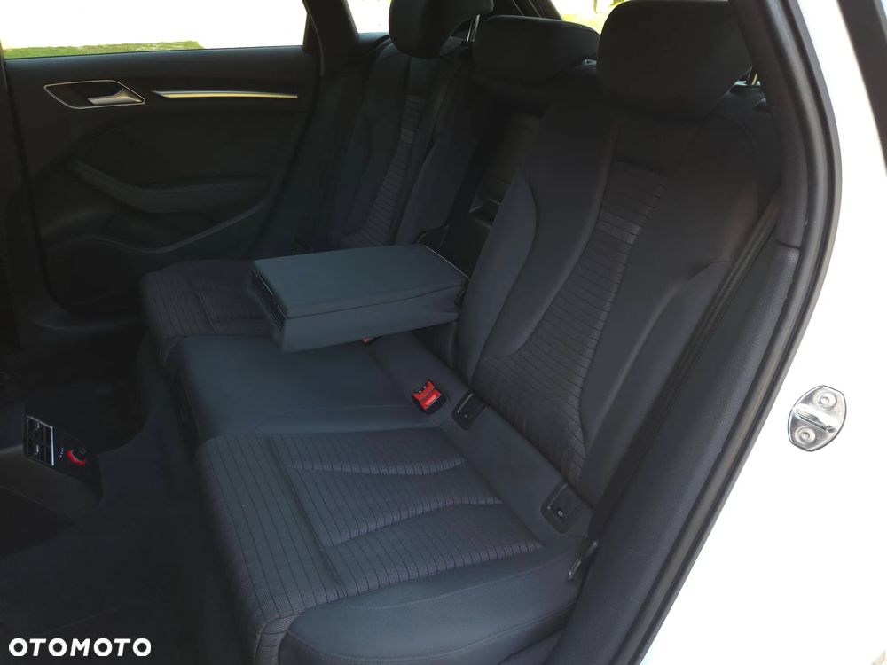 Audi A3 Sportback 1.4 TFSI E-tron Ambiente e-S tronic - 38