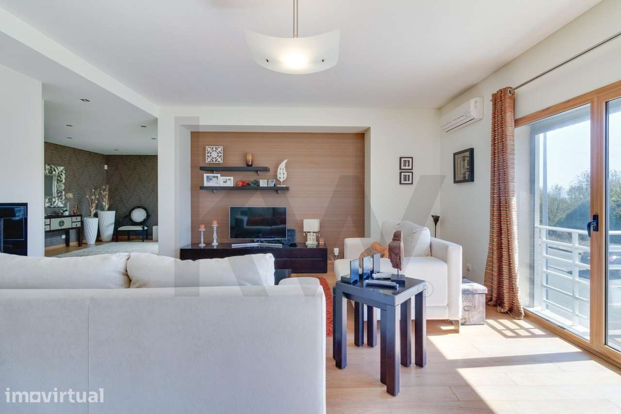 Vila Franca de Xira | Moradia T4 com jardim, barbecue e garagem. - Grande imagem: 4/60