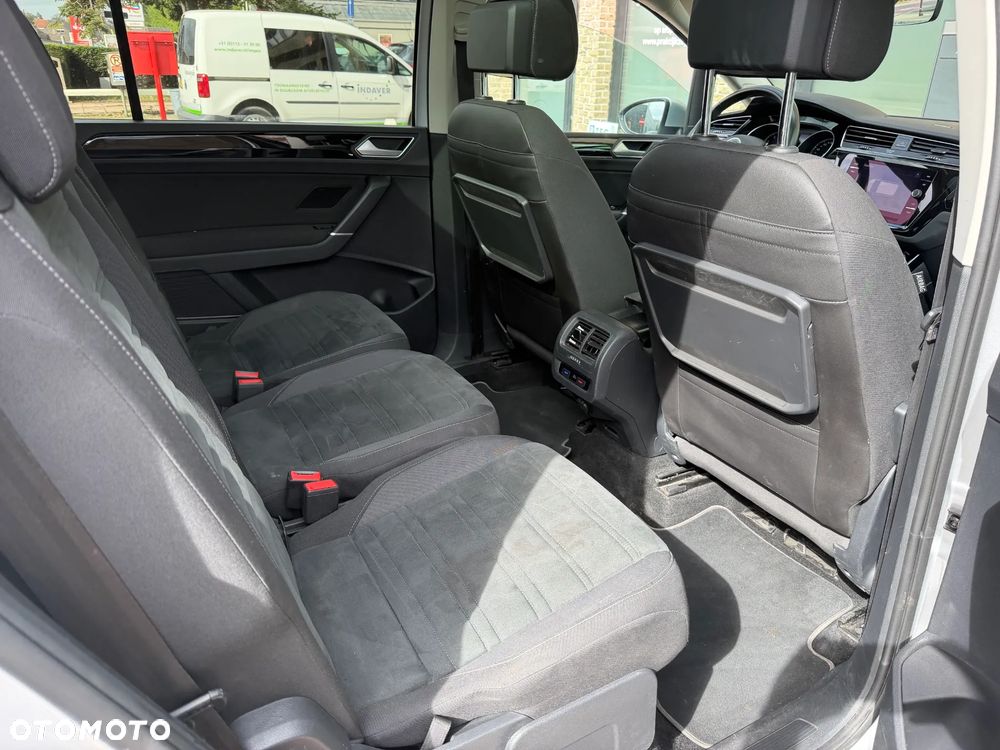 Volkswagen Touran - 12