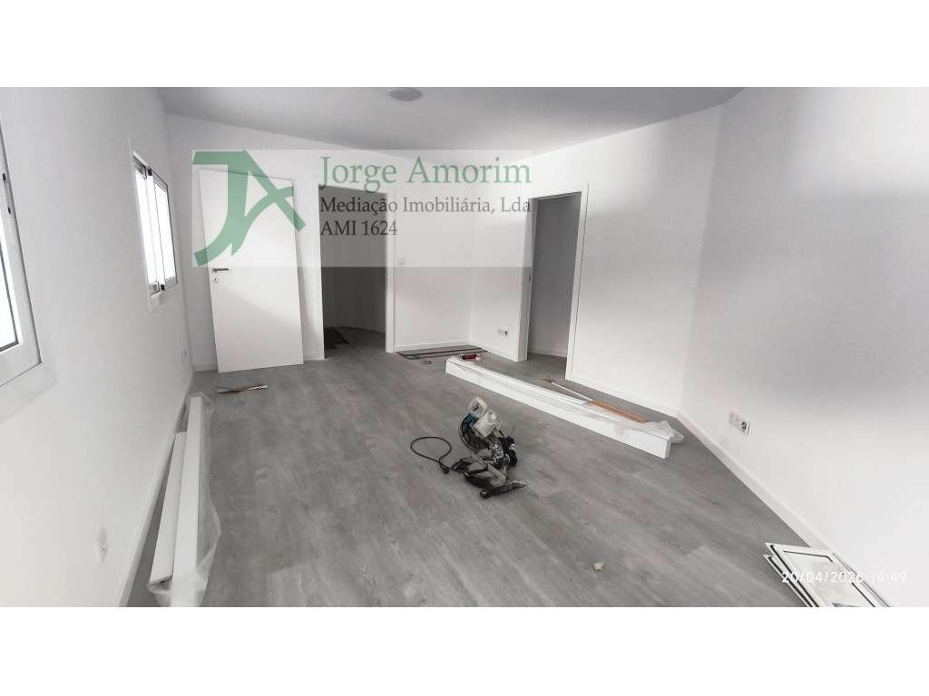 Armazém situado numa zona de fácil acesso às principais vias (A1, A... - Grande imagem: 3/4