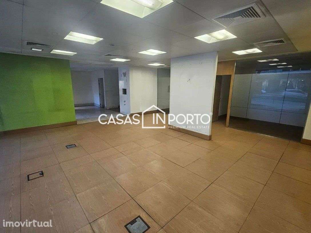 Loja junto ao Metro da Trindade - Grande imagem: 5/13